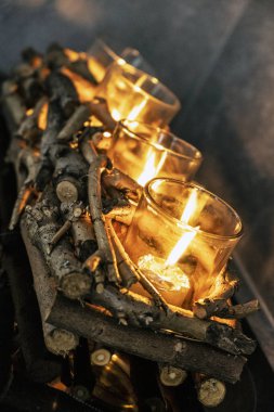 Ahşap dekorasyon mumlar ile. Noel zamanı. Natürmort.