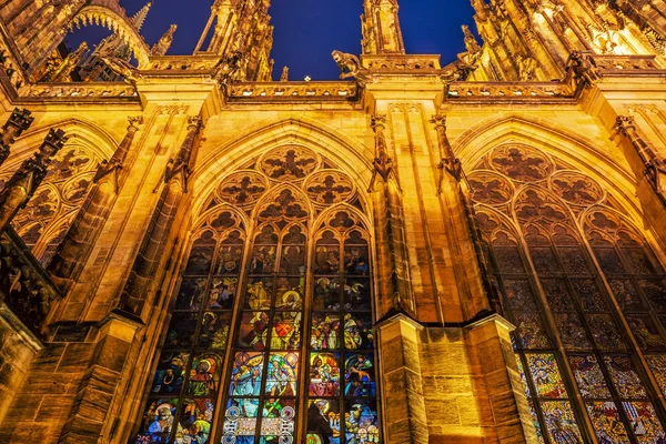 聖ヴィート大聖堂 プラハ チェコ共和国のステンド グラス 夜のシーン 旅行先 宗教建築 — ストック写真