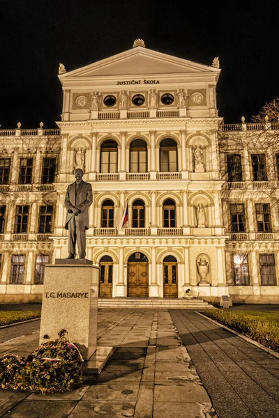 Памятник Томасу Гарригу Масарику Здание Судебной Академии Кромеризе Чехия Ночная — стоковое фото