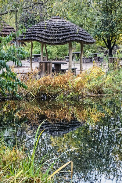 Refugio Refleja Lago Escena Natural Otoño Belleza Naturaleza — Foto de Stock