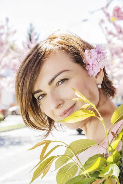 Mujer Caucásica Joven Positiva Posando Con Flores Sakura Escena Primavera —  Fotos de Stock