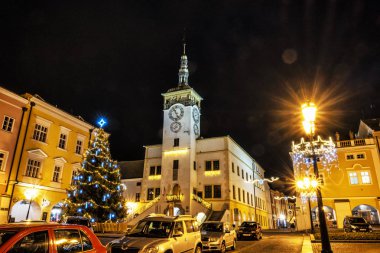 Kromeriz, Çek Cumhuriyeti - 31 Aralık 2018: Rathaus ve Noel ağacı, büyük kare Kromeriz, Çek Cumhuriyeti. Silvester gece fotoğraf. Seyahat hedef. Açıklayıcı yazı işleri.