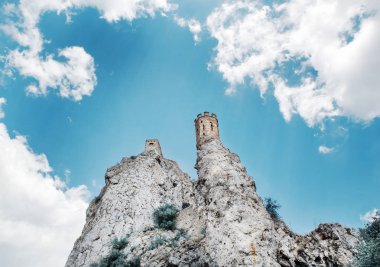 İlk kule rock üzerinde. Devin castle, Slovak Cumhuriyeti, Orta Avrupa'da. Kültürel miras. Deniz mavisi ve turuncu filtre fotoğraf.