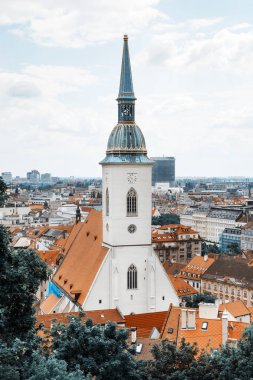 Saint Martin's Katedrali, Bratislava, Slovakya, Orta Avrupa. Deniz mavisi ve turuncu filtre fotoğraf.