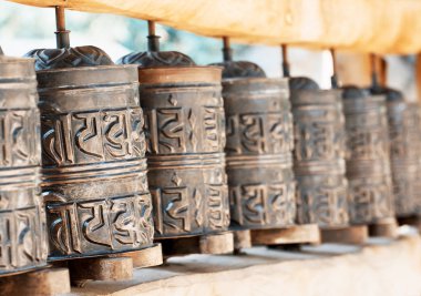 Bir dua tekerlek metal, ahşap, taş, deri veya kaba pamuk yapılmış bir mil üzerinde silindirik bir tekerlek var. Deniz mavisi ve turuncu filtre fotoğraf.