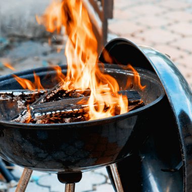 Izgara. İçinde ateş yakıcı sıcak köz. Deniz mavisi ve turuncu filtre fotoğraf.