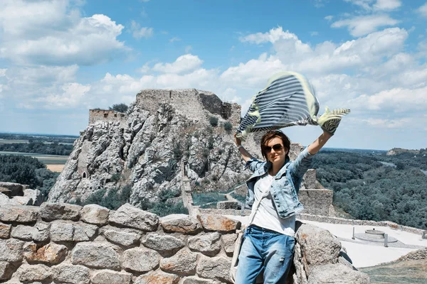 Schöne Frau Mit Flatterndem Schal Auf Devin Burg Slowakei Mitteleuropa — Stockfoto