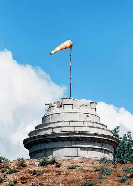 Windsock Torre Piedra Muestra Dirección Del Viento Teal Filtro Fotos — Foto de Stock