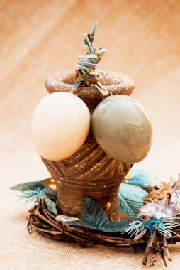 İki parlak Paskalya yumurta vazo ve hasır