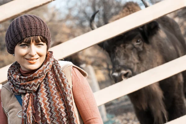 Mulher com bisonbehind europeu a cerca — Fotografia de Stock