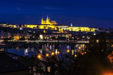 Prag Kalesi ve Vltava Nehri, gece sahne