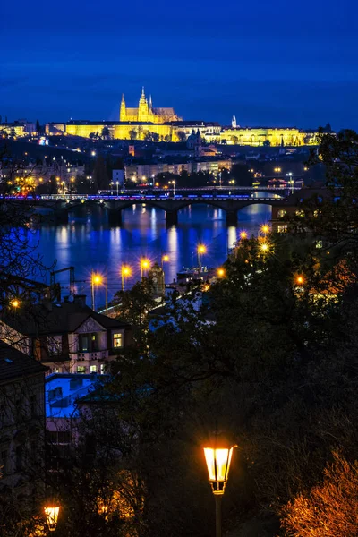 Prager Burg und Moldau, Nachtszene — Stockfoto