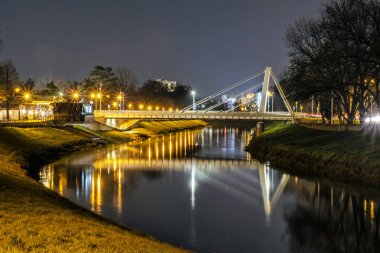 Nehir üzerindeki ışıklı köprü, Nitra, Slovakya, gece