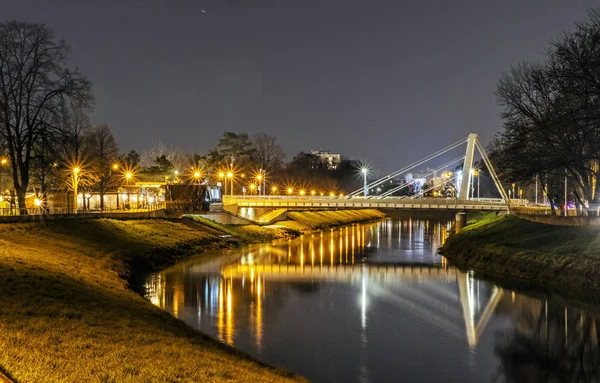 Verlichte brug over de rivier, Nitra, Slowakije, nacht — Stockfoto