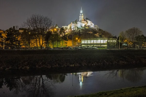 Ancien château se reflète dans la rivière, Nitra, Slovaquie, nuit — Photo