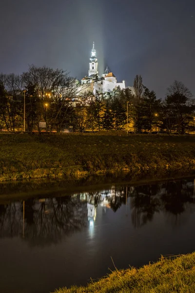 Ancien château se reflète dans la rivière, Nitra, Slovaquie, nuit — Photo