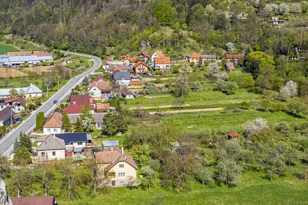 Vista dal castello Beckov al villaggio, Slovacchia — Foto Stock