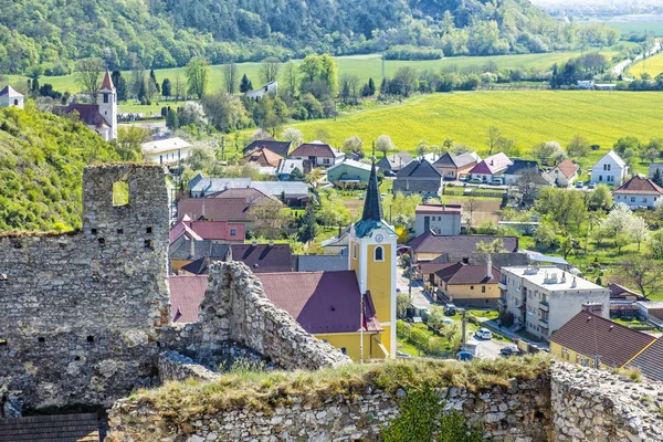 Kilátás a Beckov kastélyról a falura, Szlovákiába — Stock Fotó