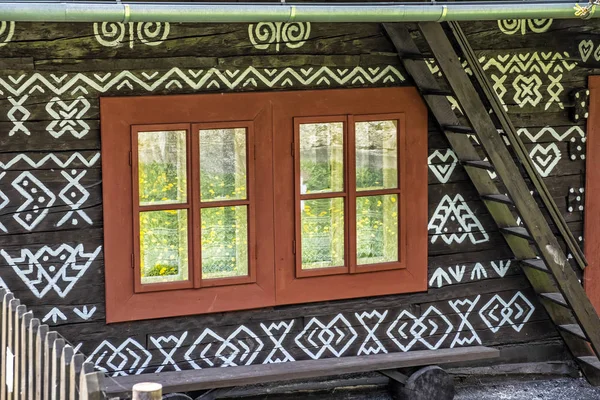 Målade folkhus, Cicmany, Slovakien — Stockfoto