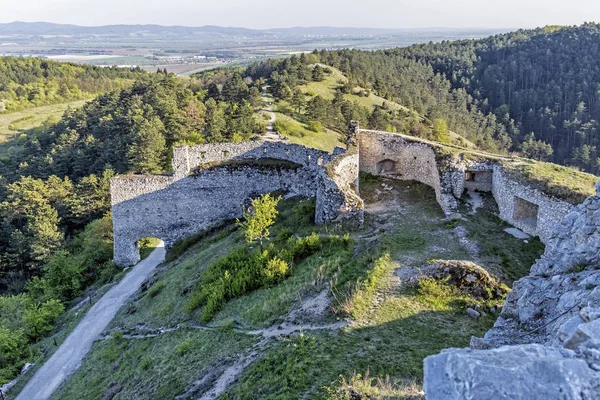 Uitzicht vanaf Cachtice castle ruins, Slowakije — Stockfoto