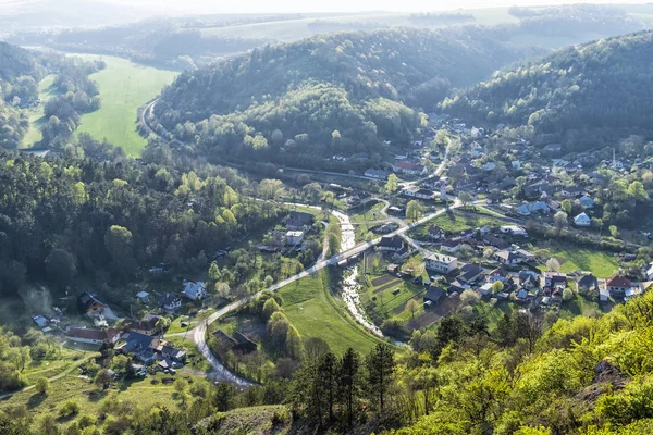 Visnove Dorf von Cachtice Burg, Slowakei — Stockfoto