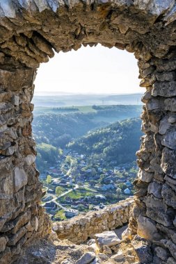 Cachtice kale kalıntılarından Visnove, Slovakya'ya manzara