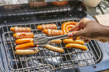 Elektrikli ızgarada barbekü sosisleri, yemek teması
