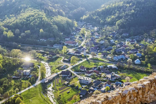 카치티스 성에서 비스노브 마을, 슬로바키아 — 스톡 사진