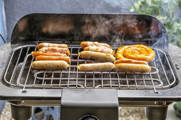 Kiełbaski z grilla na grill elektryczny, kompozycja żywności — Zdjęcie stockowe