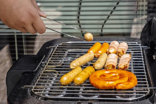 Salsichas de churrasco na grelha elétrica, tema de comida — Fotografia de Stock