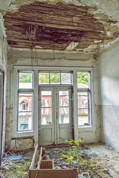 Interiér opuštěného domu v Korytnica Spa, Slovensko — Stock fotografie
