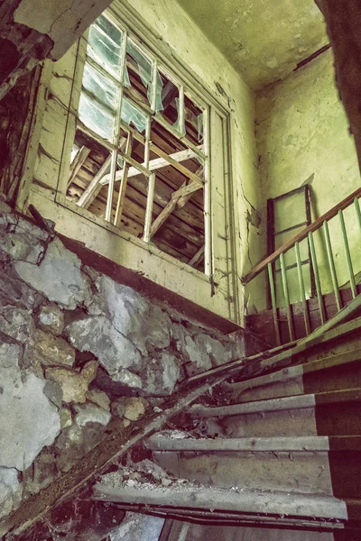 Intérieur de la maison abandonnée dans Korytnica spa, Slovaquie Images De Stock Libres De Droits