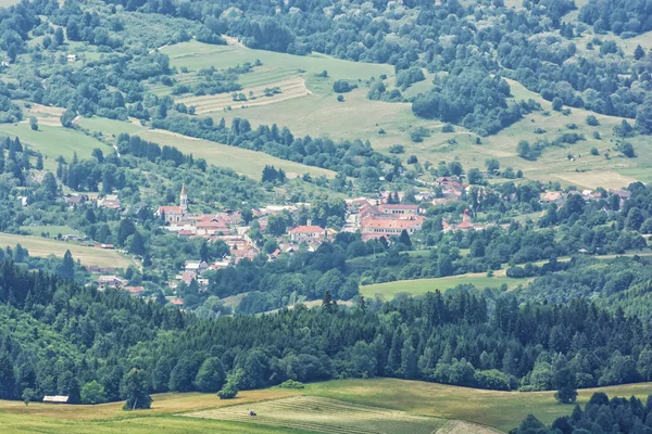 Lubietova vesnice z vrchu hrb, Vepor, Slovensko — Stock fotografie