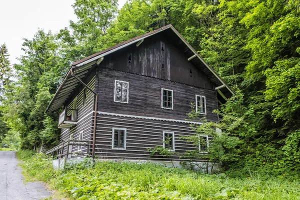 Buitenkant van verlaten huis in Korytnica Spa, Slowakije — Stockfoto