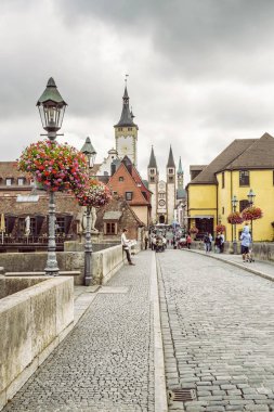 Eski Ana Köprü ve katedral kuleleri turistler, Wurzburg, Bava