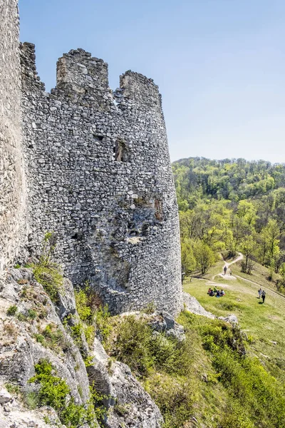 Tourist people in Tematin castle ruins, Slovakia — Stock Photo, Image