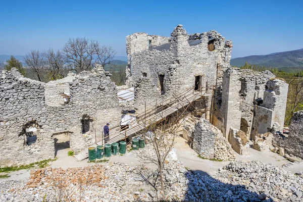 Hombre de turismo en las ruinas del castillo de Tematin, Eslovaquia —  Fotos de Stock