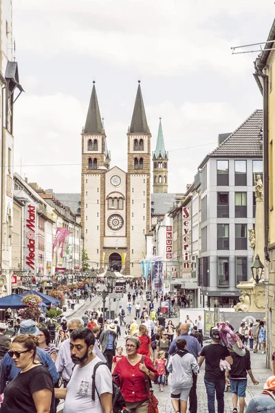 Tourists in old town and cathedral towers, Wurzburg, Bavaria, Ge — Stock Photo, Image