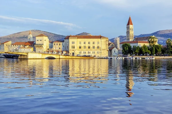 Eski şehir Trogir denizde, Hırvatistan, gün doğumu zamanı ayna