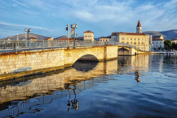 Köprü Trogir denize, Hırvatistan, gün doğumu zamanı aynalı