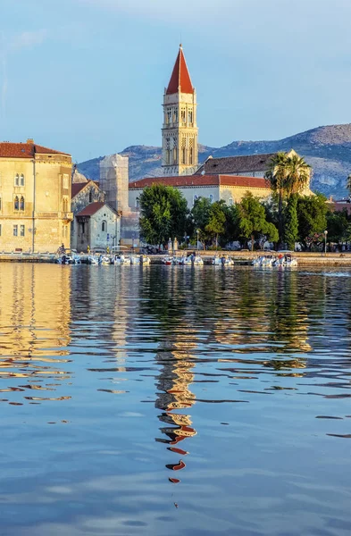 Trogir katedrali denize, Hırvatistan'a, gün doğumu saatini yansıtıyor
