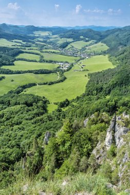 Sulov kayalarından Sulov köyü, Slovakya