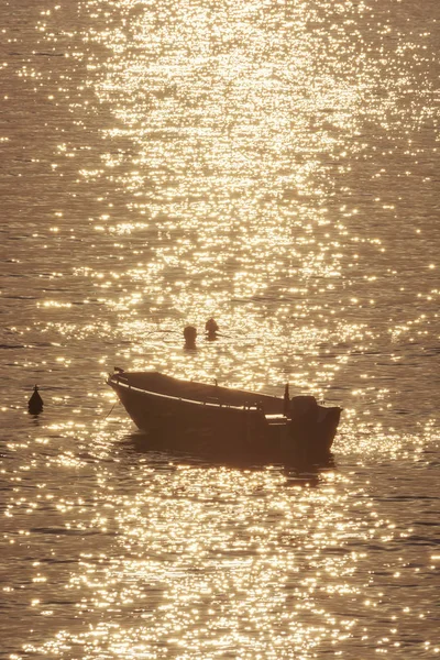 Пловцы и катер, восход солнца в Средиземном море, Солта, кр. — стоковое фото