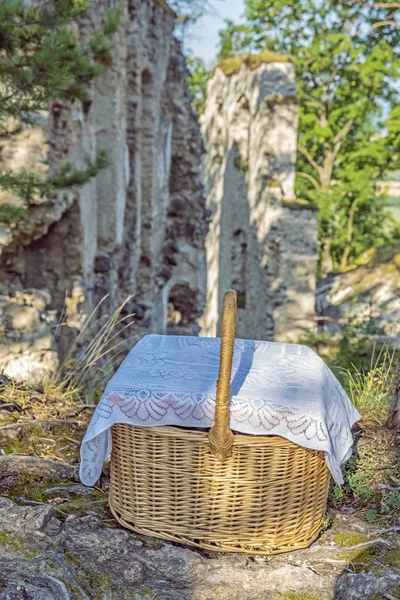 Cesta de vime, ruínas do castelo de Blatnica, Eslováquia — Fotografia de Stock