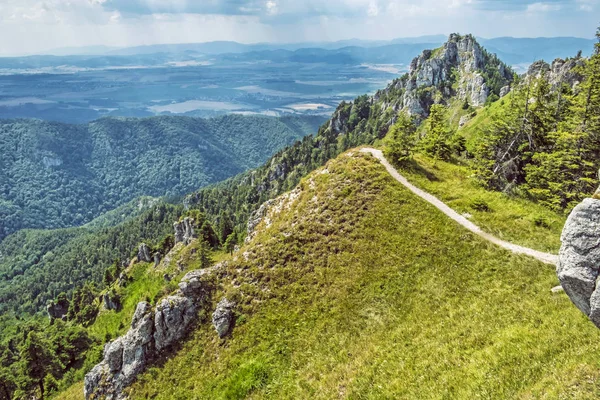 Szczyt ostra w Wielkiej Fatry i dorzeczu Turieckim, Słowacja — Zdjęcie stockowe