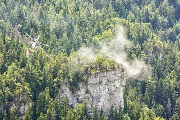 Helicóptero de incêndio extingue incêndio na floresta, Big Fatra, Slov — Fotografia de Stock