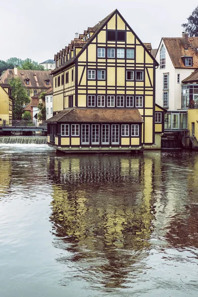 Traditionell arkitektur och floden Regnitz i Bamberg, Tyskland — Stockfoto