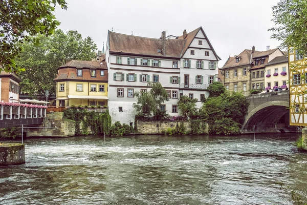 Architecture traditionnelle et rivière Regnitz à Bamberg, Allemagne — Photo