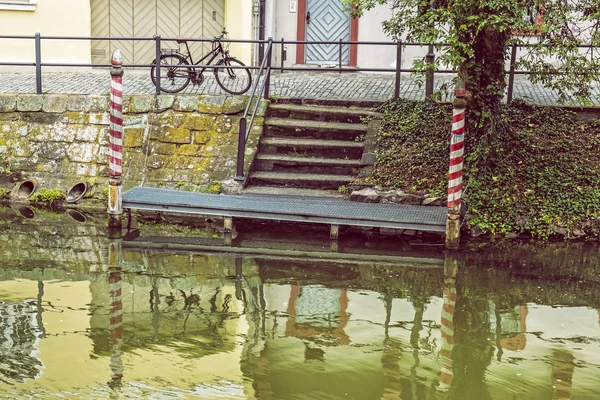 복고풍 자전거는 강에 반영, 밤베르크, 독일 — 스톡 사진