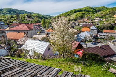 Slovak cumhuriyetindeki Stiavnica dağları, Banska Bela köyü. Seyahat hedefi.